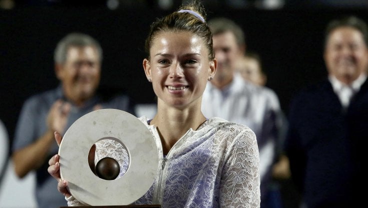 Camila Giorgi con il trofeo ricevuto per la vittoria a Merida