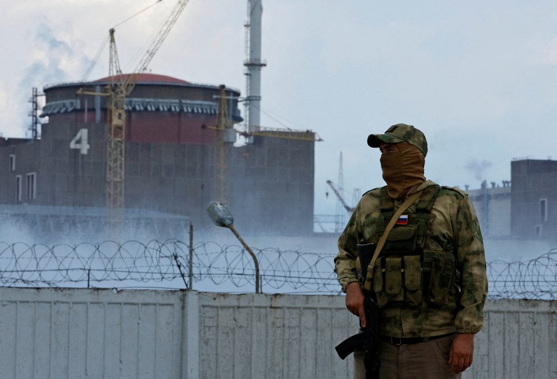 Un militare vicino alla centrale nucleare di Zaporizhzhia