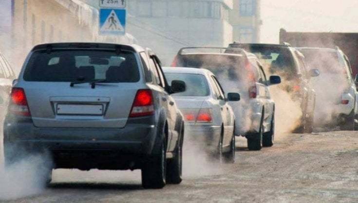 Auto diesel e benzina, Italia contro il bando Ue: “Voteremo no allo stop nel 2035”