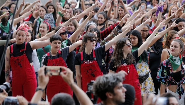 Le artiste del collettivo&nbsp;Las Tesis guidano un flash mob contro la violenza&nbsp;a Santiago del Cile nel 2019 (getty images)