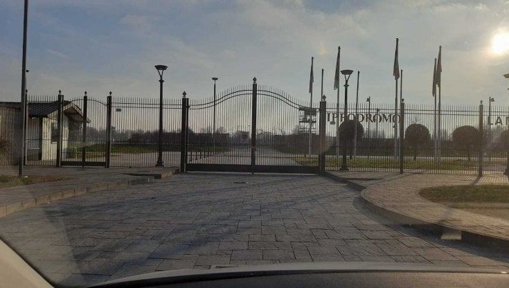 L'ingresso dell'ippodromo della Maura