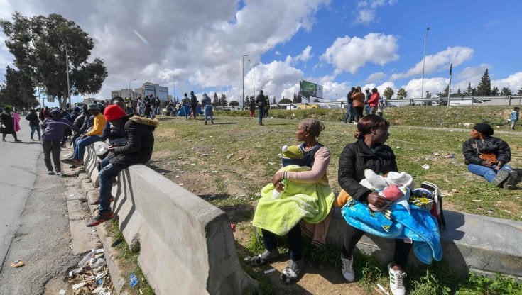 La Tunisia scatena la caccia ai migranti irregolari dall'Africa subsahariana. Che fuggono anche verso l'Italia 