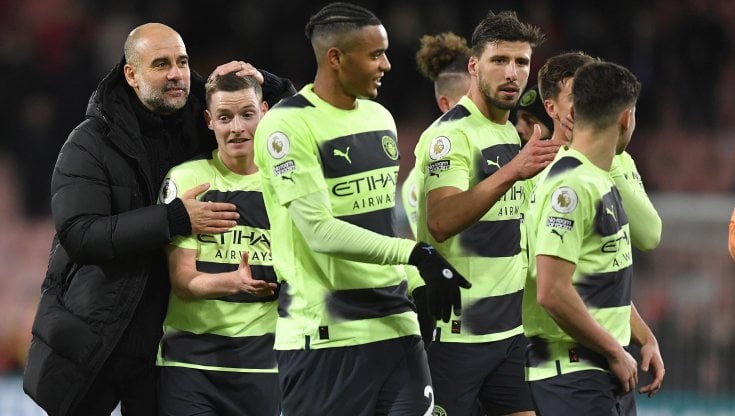 Pep Guardiola con i giocatori del Manchester City