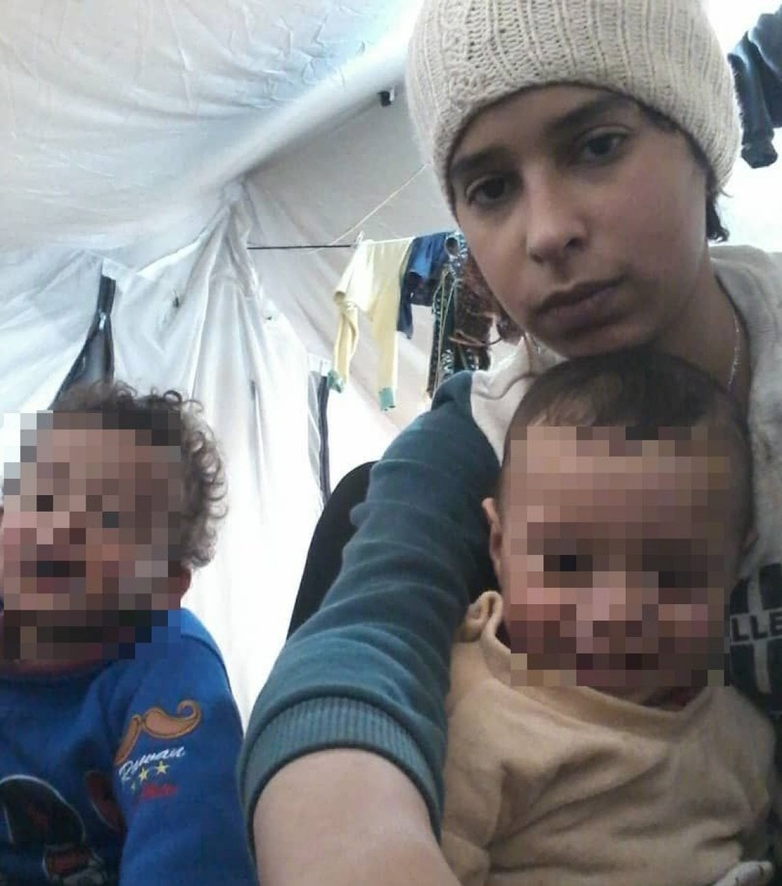 Meriem con i figli nel campo curdo in cui &egrave; detenuta