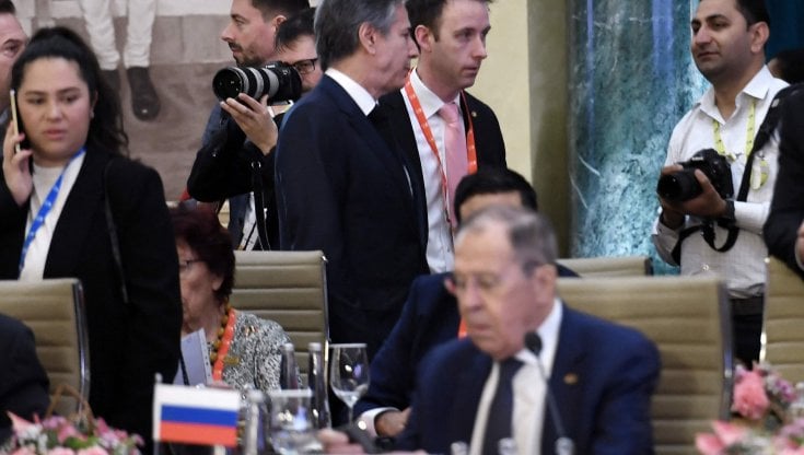 Contatto Blinken-Lavrov, ma Mosca frena sulla pace: “Non c’è alcuna trattativa”