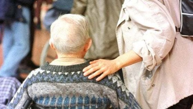 Il grido delle famiglie: "Abbiamo bisogno di badanti per i nostri anziani". Ma il decreto flussi le esclude