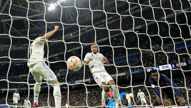 Real Madrid-Barcellona 0-1: un autogol di Militao spinge i blaugrana verso la finale di Coppa del Re - la Repubblica