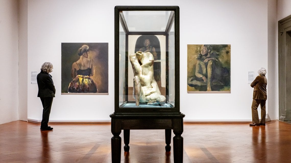 Sezione 6 - "Bodies". Al centro, La Femme sans tete, 2004 - di Berlinde De Bruyckere. In fondo, dipinti di Lynette Yiadom-Boakye