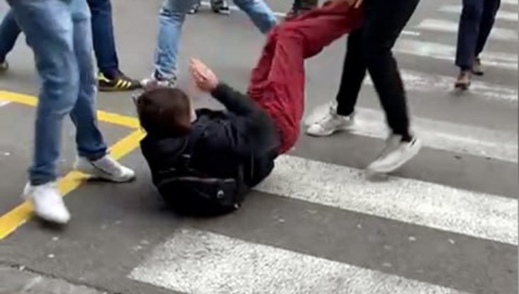 “No alla violenza fascista”: sinistra unita domani a Firenze ma il Terzo polo si spacca e Calenda non va in piazza