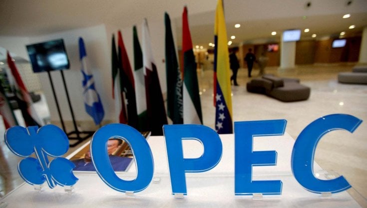 Petrolio, gli Emirati potrebbero uscire dall'Opec+. Poi Abu Dhabi smentisce