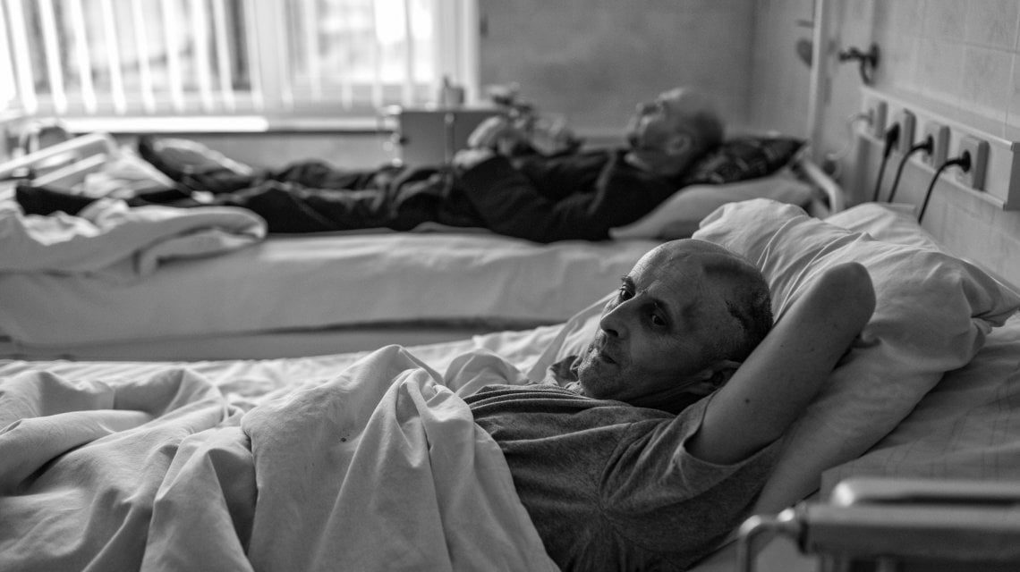 L'ex soldato Vasyl Skrypnyk, 49 anni, nel suo letto d'ospedale di Rivne per i Veterani di Guerra