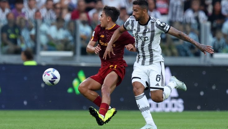 Dybala contro Danilo durante Juve-Roma del girone di andata
