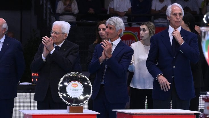 Andrea Abodi, al centro nella foto, con il presidente della Repubblica Sergio Mattarella e il numero uno del Coni Giovanni Malag&ograve;