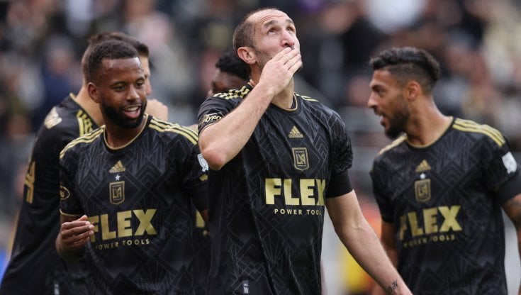 Giorgio Chiellini manda un bacio al cielo dopo il gol