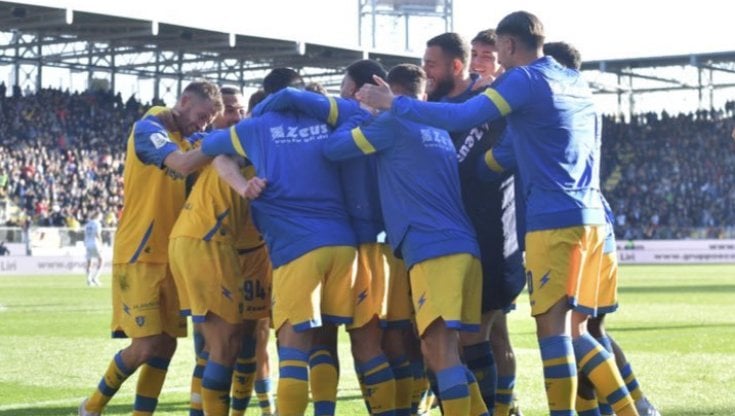 Serie B, Frosinone senza ostacoli. Il Bari espugna Ascoli: è secondo. Il Sudtirol batte il Perugia
