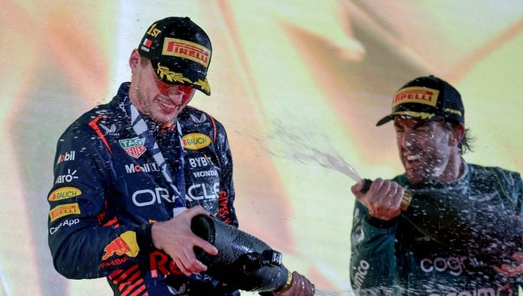 Verstappen festeggia sul podio con Alonso