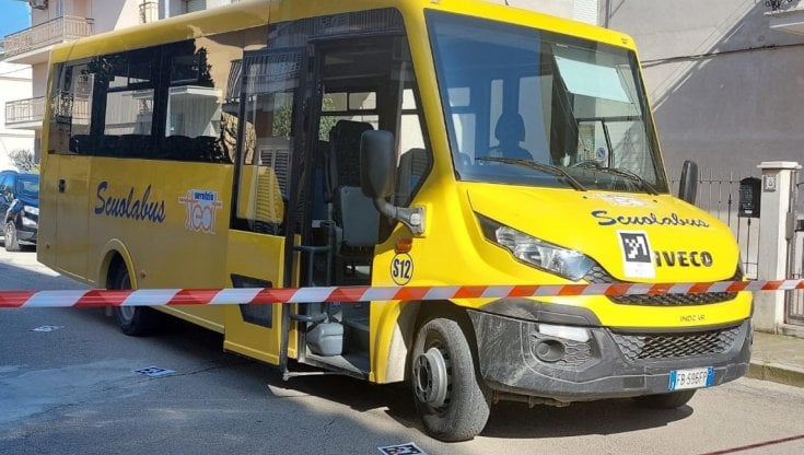 Fermo, bimbo di un anno travolto e ucciso da uno scuolabus: voleva seguire la sorellina 