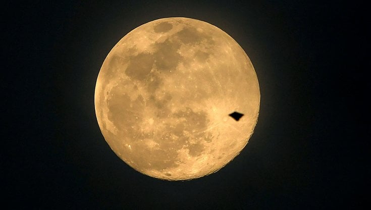 L'ombra di un aquilone sulla Luna