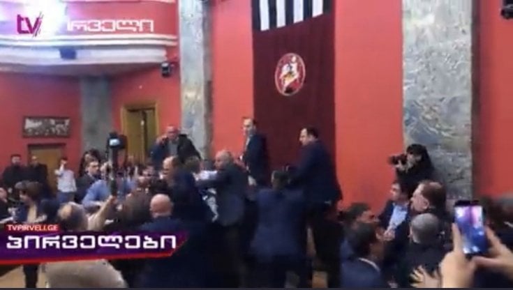 Il modello Putin avanza in Georgia: "Stop agli agenti stranieri"