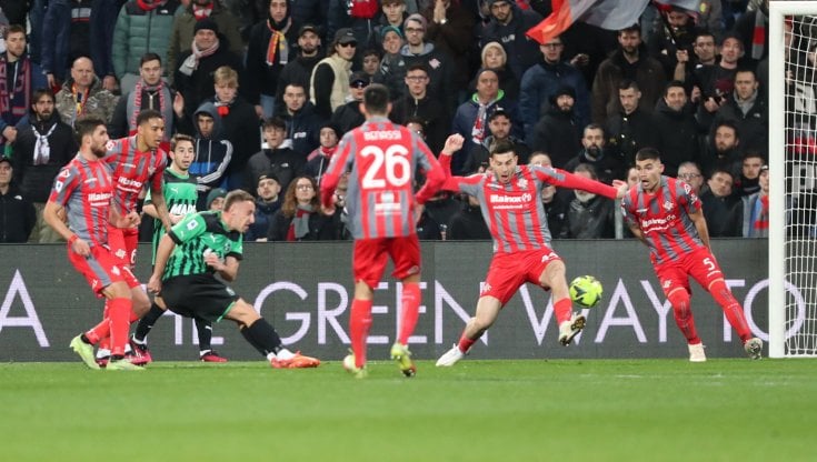 Sassuolo-Cremonese 3-2, non basta Dessers: Bajrami al 92' beffa i grigiorossi