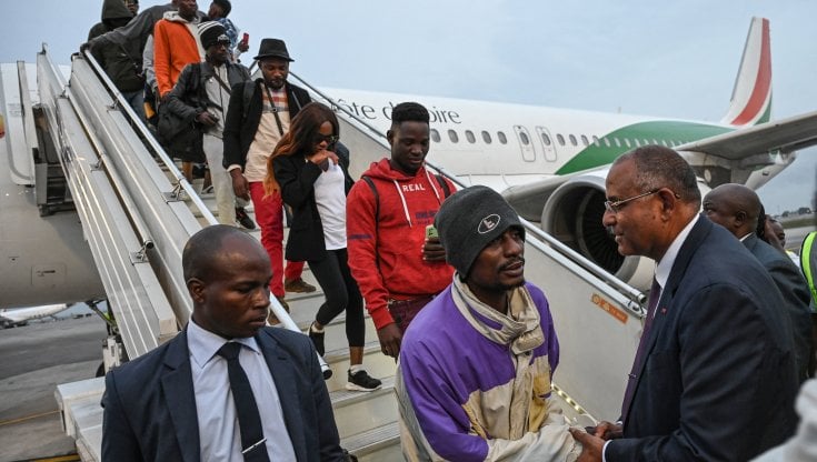 Il premier della Costa d'Avorio Patrick Achi accoglie gli ivoriani rimpatriati dalla Tunisia