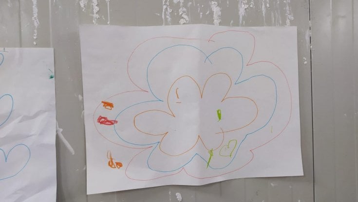 Il disegno di uno dei bambini scampati alla tragedia di Cutro e ora ospitati nel Cara di Crotone