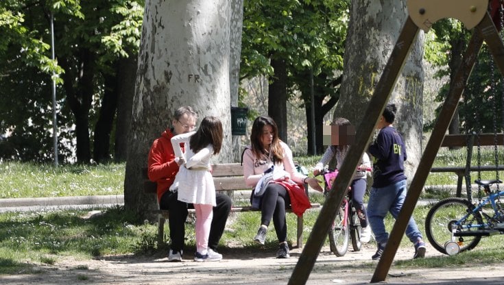 Gli uomini curano il bilancio, le donne puliscono e cucinano. Così gli squilibri nella conciliazione vita-lavoro pesano su carriere e stipendi
