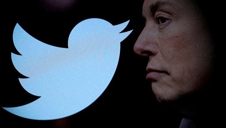 Elon Musk prende in giro un dipendente di Twitter in sedia a rotelle. Poi si scusa dopo le polemiche: "Non lo licenzio più"