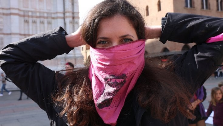 Un'attivista di Non una di meno in piazza Maggiore a Bologna