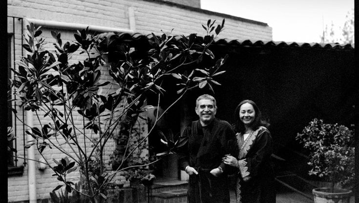 Gabriel Garc&iacute;a M&aacute;rquez e la moglie Mercedes Barcha Prado il 12 ottobre 1982, quando fu annunciato il premio Nobel. Gabo &egrave; morto a 87 anni nel 2017, Mercedes nel 2020 a 88. Si erano sposati nel 1955.&copy; 2021 by Rodrigo Garc&iacute;a&copy; 2023 Mondadori Libri 