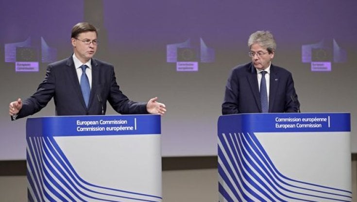 Il vicepresidente della Commissione Valdis Dombrovskis e il commissario agli Affari economici Paolo Gentiloni