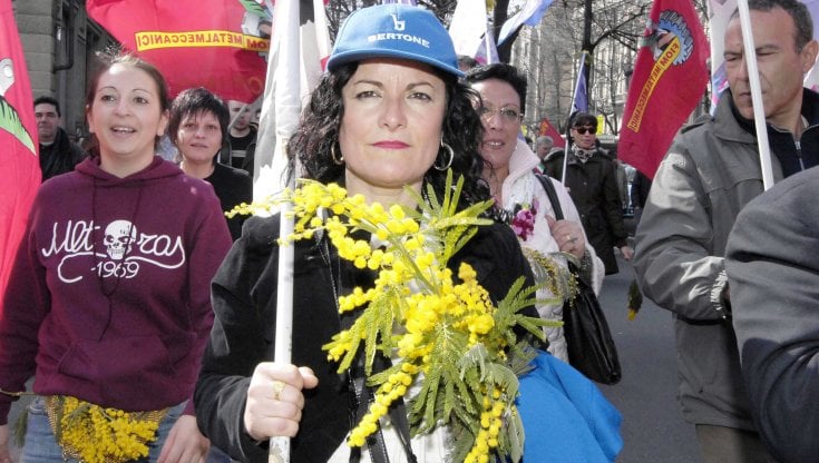 Una lavoratrice della Bertone alla manifestazione di Torino
