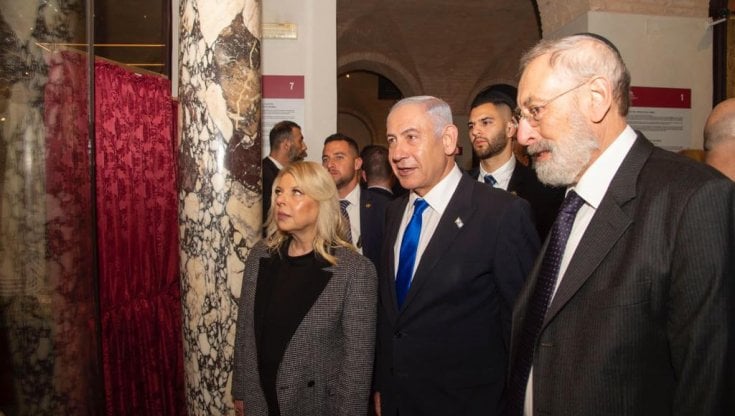 Il premier israeliano Benyamin Netanyahu durante la visita al Tempio Spagnolo di Roma&nbsp;