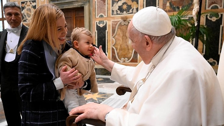 Il Papa: "La donna è il primo materiale di scarto, sfruttata e pagata meno"