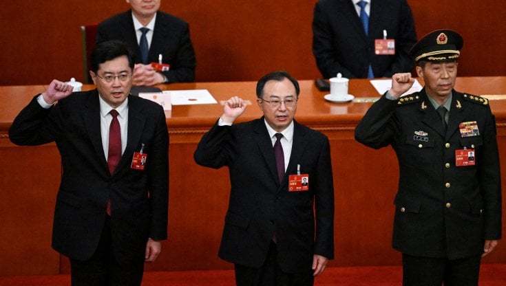 Da sinistra a destra: Qin Gang, Wu Zhenglong e Li Shangfu durante il giuramento a Pechino