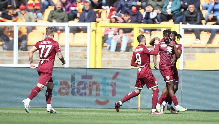 Singo festeggiato dai compagni dopo il gol