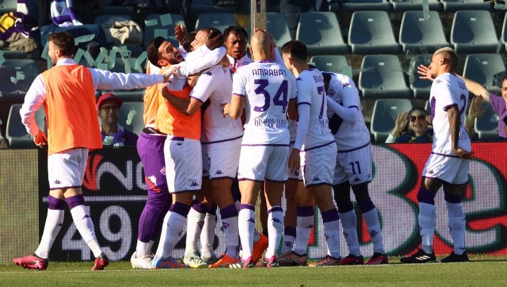 Cabral festeggiato dai compagni dopo il gol