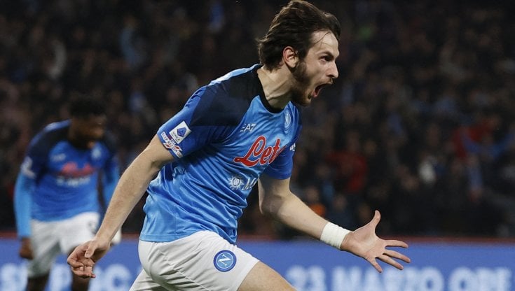 Khvicha Kvaratskhelia esulta dopo il gol all'Atalanta