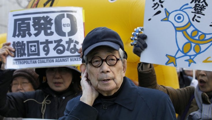 Kenzaburo Oe a una manifestazione antinucleare a Tokyo (marzo 2014)