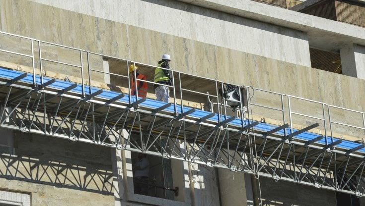 Case green, obiettivo classe D al 2033. Cosa prevede la nuova direttiva Ue, quali edifici coinvolge e quanto costa