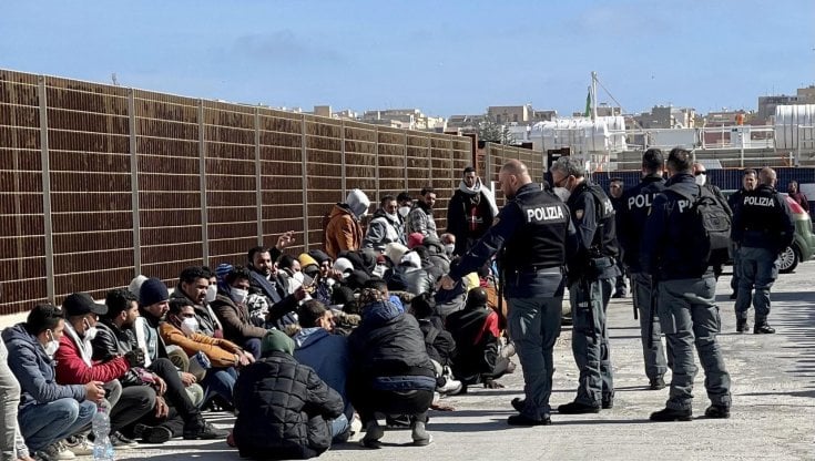 Migranti, lo spettro dell'invasione che non c'è. Gli allarmi dell'intelligence degli ultimi 15 anni sempre smentiti dagli arrivi reali