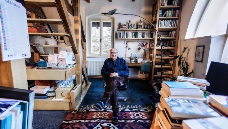 Marco Boato (78 anni) ritratto nella sua casa di Trento ricoperta di libri (Mirco Tonioli / Errebi / Agf)