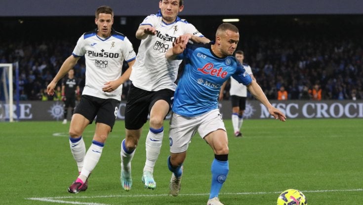 Lobotka in azione contro l'Atalanta