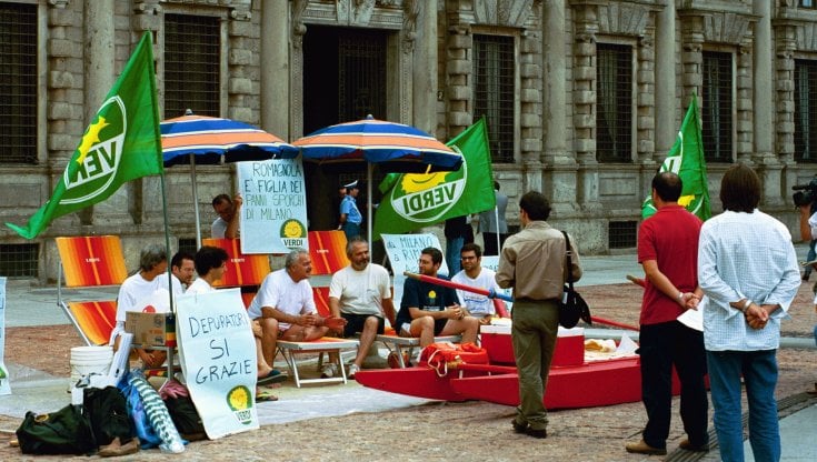 Milano, 4 agosto 2001. La&nbsp;protesta ambientalista&nbsp;per&nbsp; chiedere la costruzione del depuratore (Duilio Piaggesi / Fotogramma)