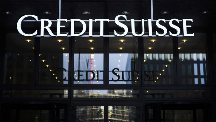 Credit Suisse, assist agli evasori, manager spiati e investimenti disastrosi: tutti i guai della banca elvetica