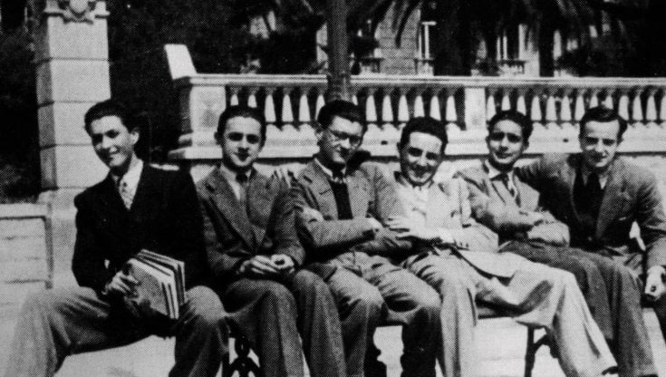 Sanremo, 1941: nella foto di riconoscono Eugenio Scalfari (primo a sinistra) e Italo Calvino (penultimo a destra) 