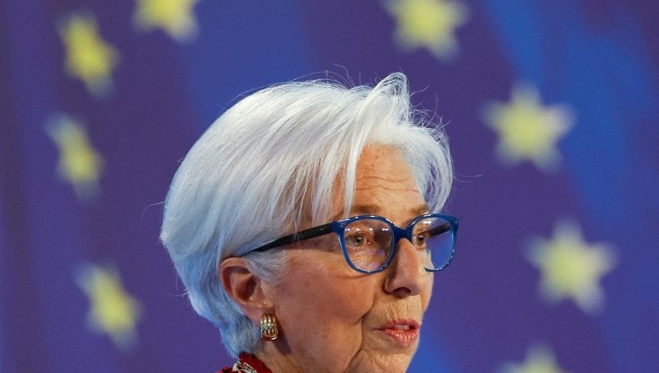 Tassi su di mezzo punto, ma la Bce frena su altri rialzi