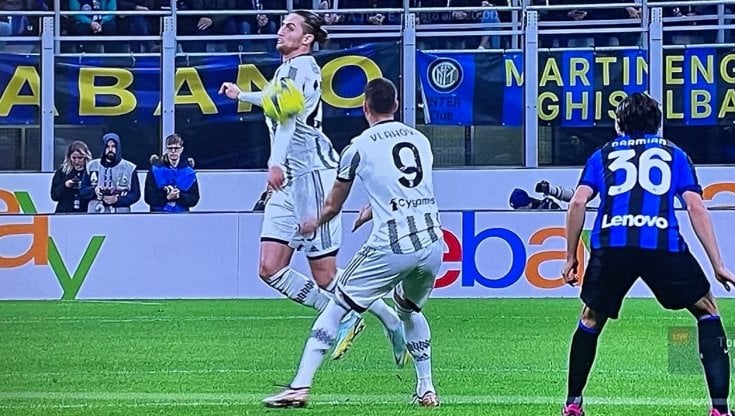 Inter-Juve, gol di Kostic: un sospetto tocco di mano di Rabiot fa infuriare i nerazzurri