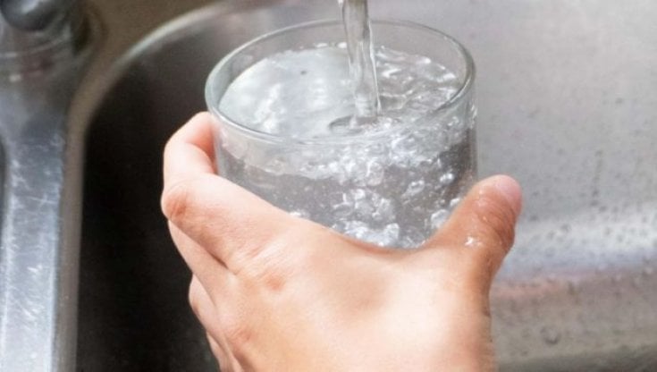 Acqua, se finisce in vendita anche quella che esce dal rubinetto: l'inchiesta di Altreconomia