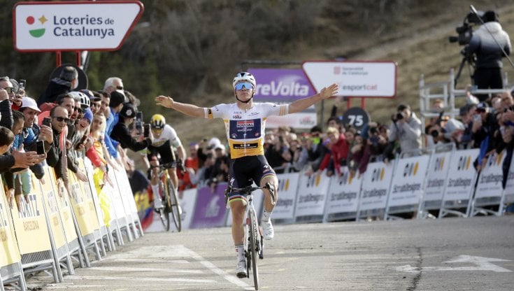 L'arrivo vincente di Remco Evenepoel. Sullo sfondo Primoz Roglic